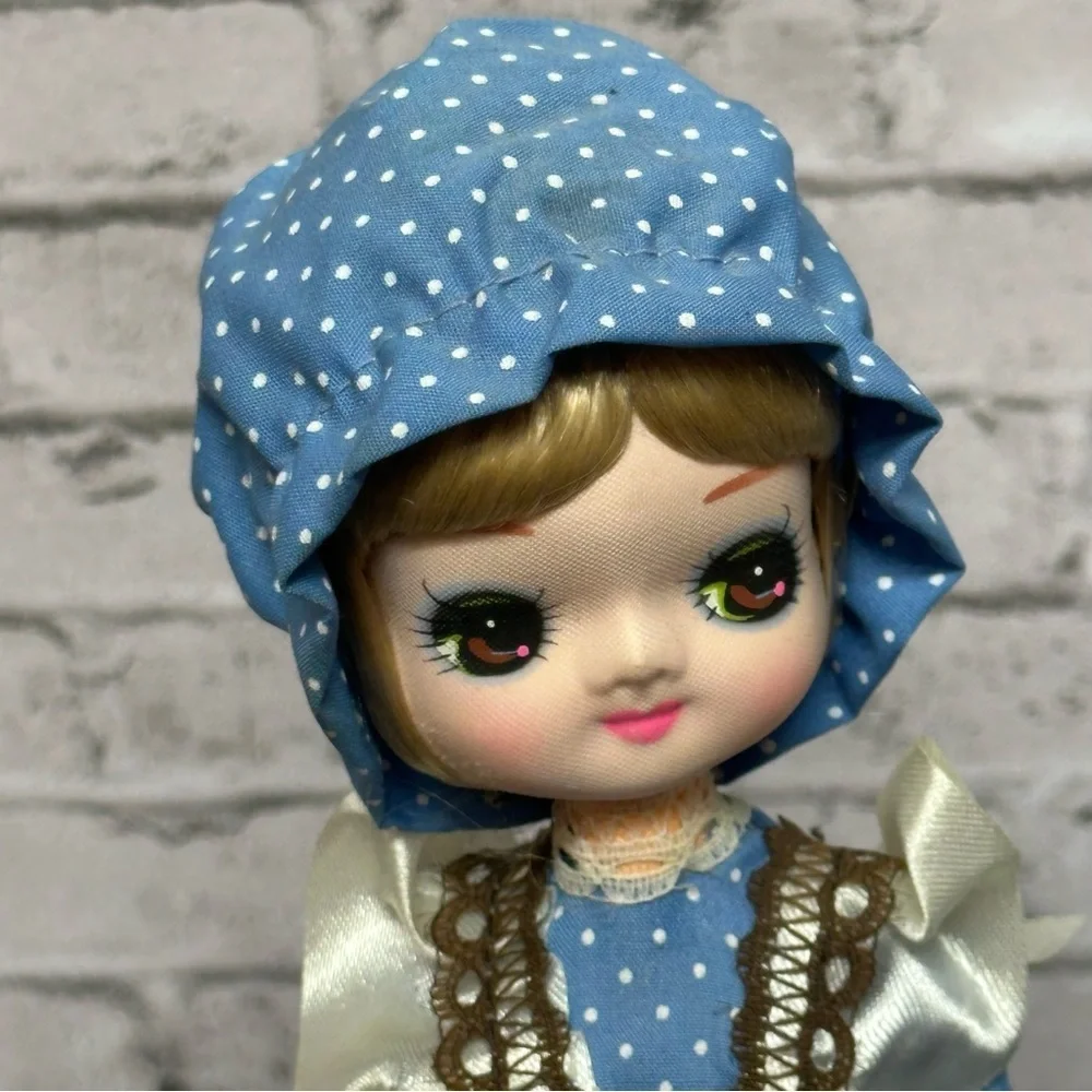 Vintage 1983 New Orleans World's Fair Big Eyes Doll Dress Bonnet Stand 10 in.
